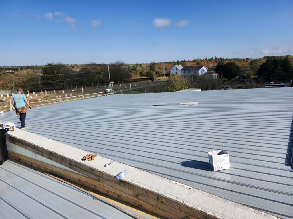 A picture of the roof of the Meteghan Home Hardware roofing Job.