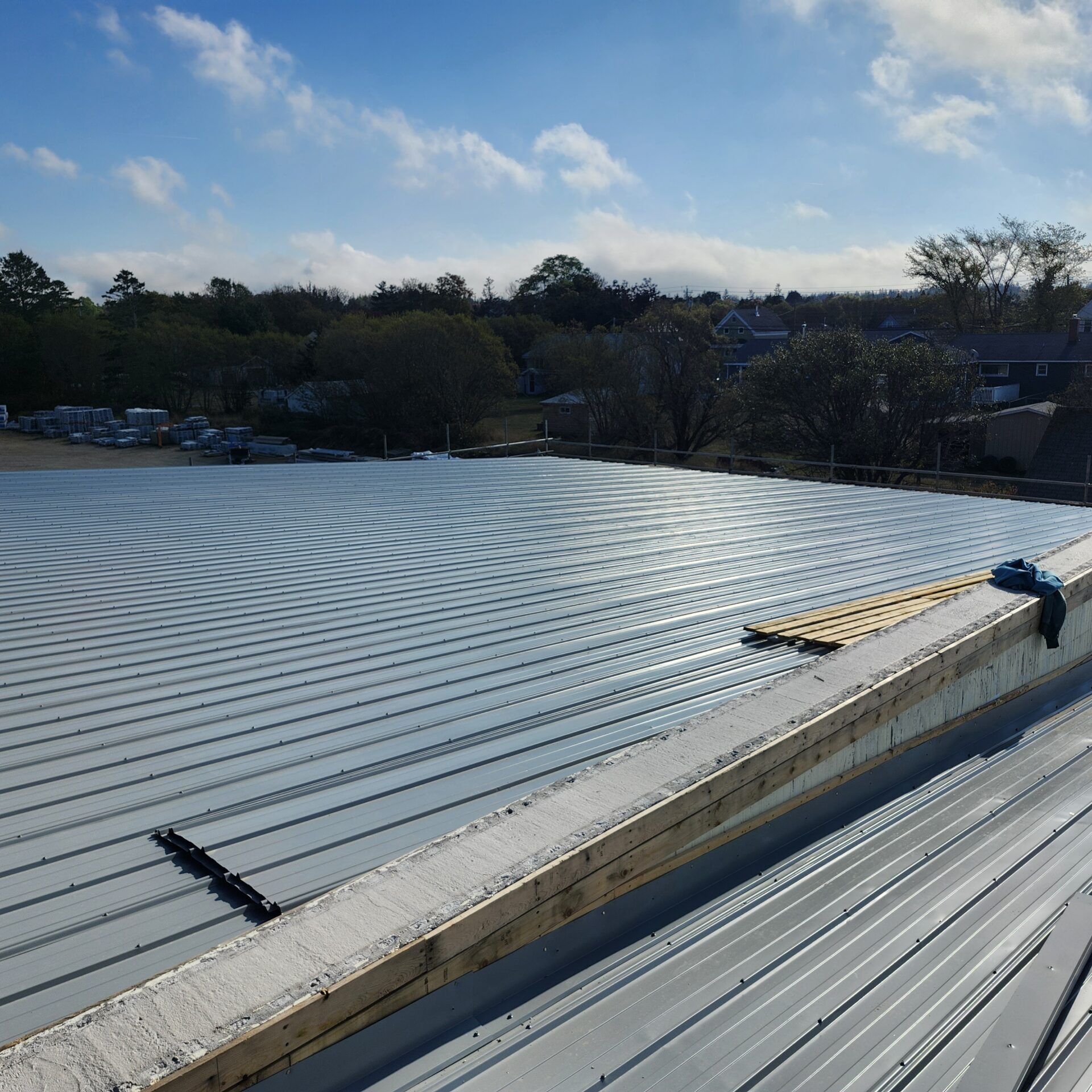 A picture of the roof of the Meteghan Home Hardware roofing Job.