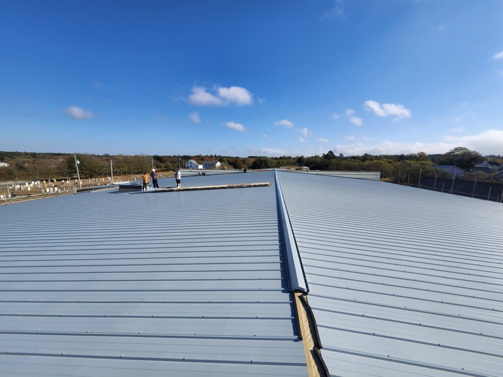 A picture of the roof of the Meteghan Home Hardware roofing Job.